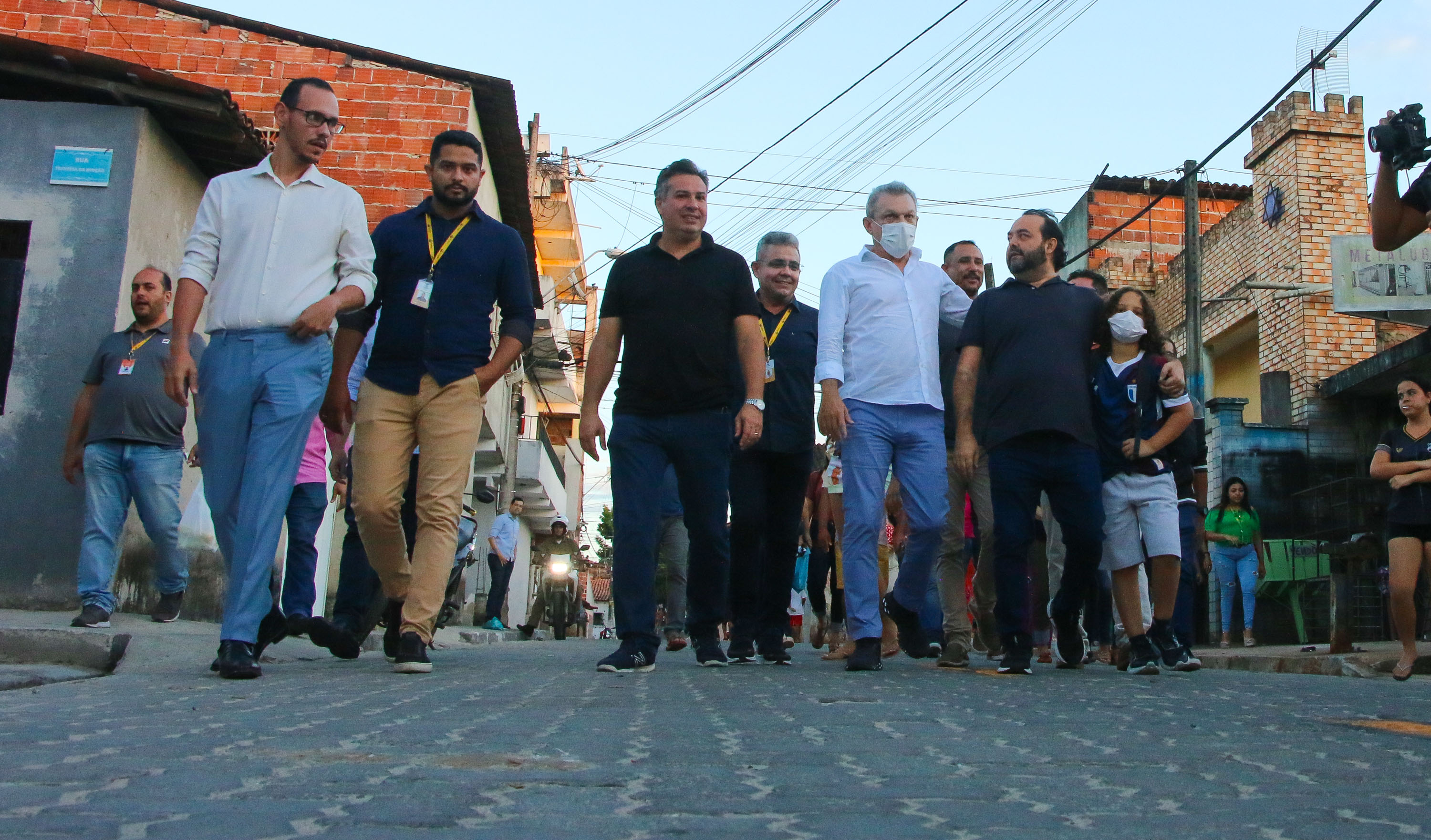 grupo de pessoas caminhando numa rua